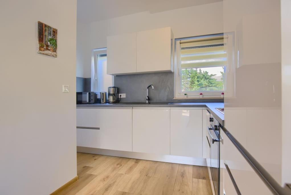 Apartment Sunrise Fuer 6 Personen In Pula-Stinjan Экстерьер фото